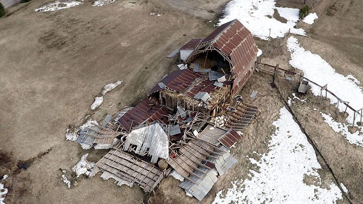 Grange détruite vue par drone