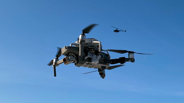 Drone DJI Mavic 2 Pro en vol avec parachute Parazero