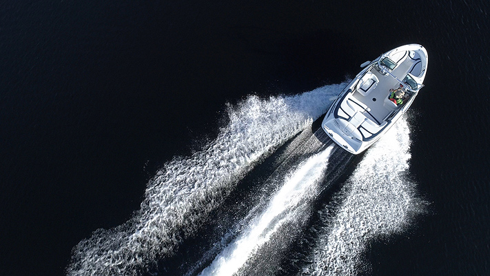 Bateau Sea-doo Utopia sur l'eau vue par drone